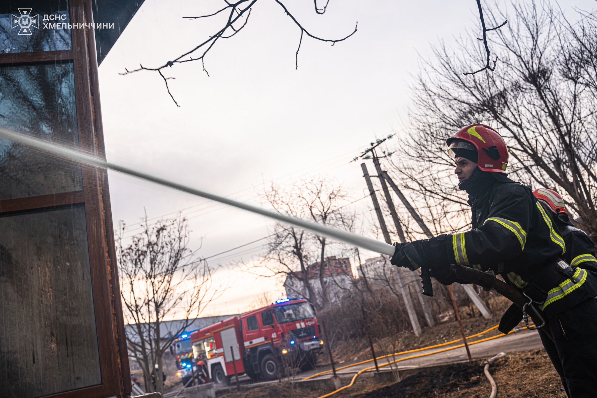 Новини Хмельницького - фото з У Хмельницькому через підпал трави загорівся будинок На зображенні може бути: 1 особа та текст