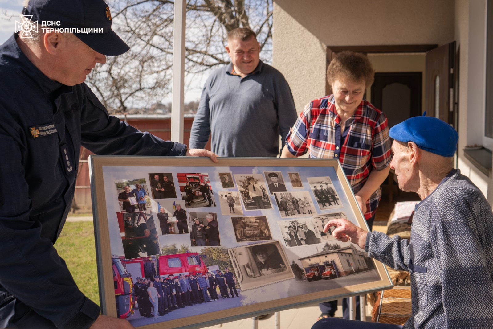 На зображенні може бути: 4 людини та текст