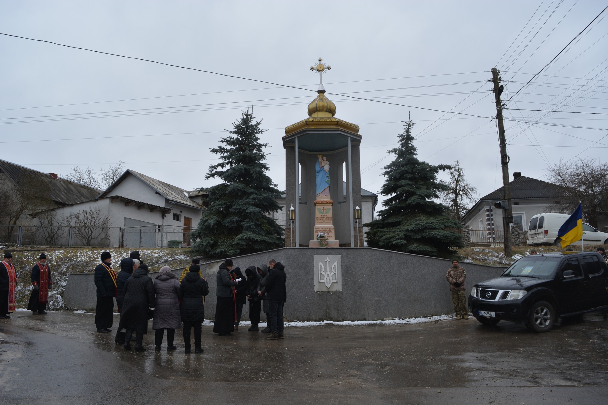 На зображенні може бути: 11 людей, пам’ятник та текст