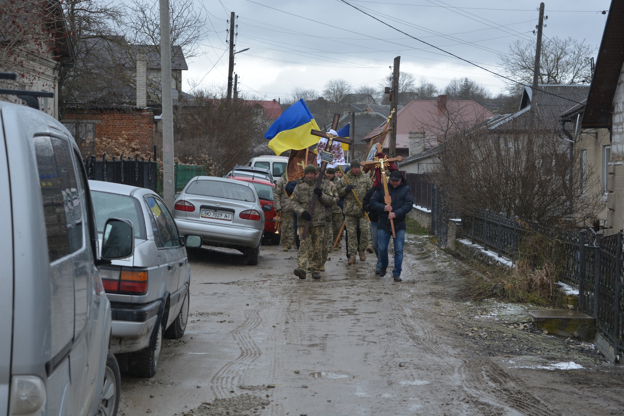 На зображенні може бути: 4 людини та вулиця