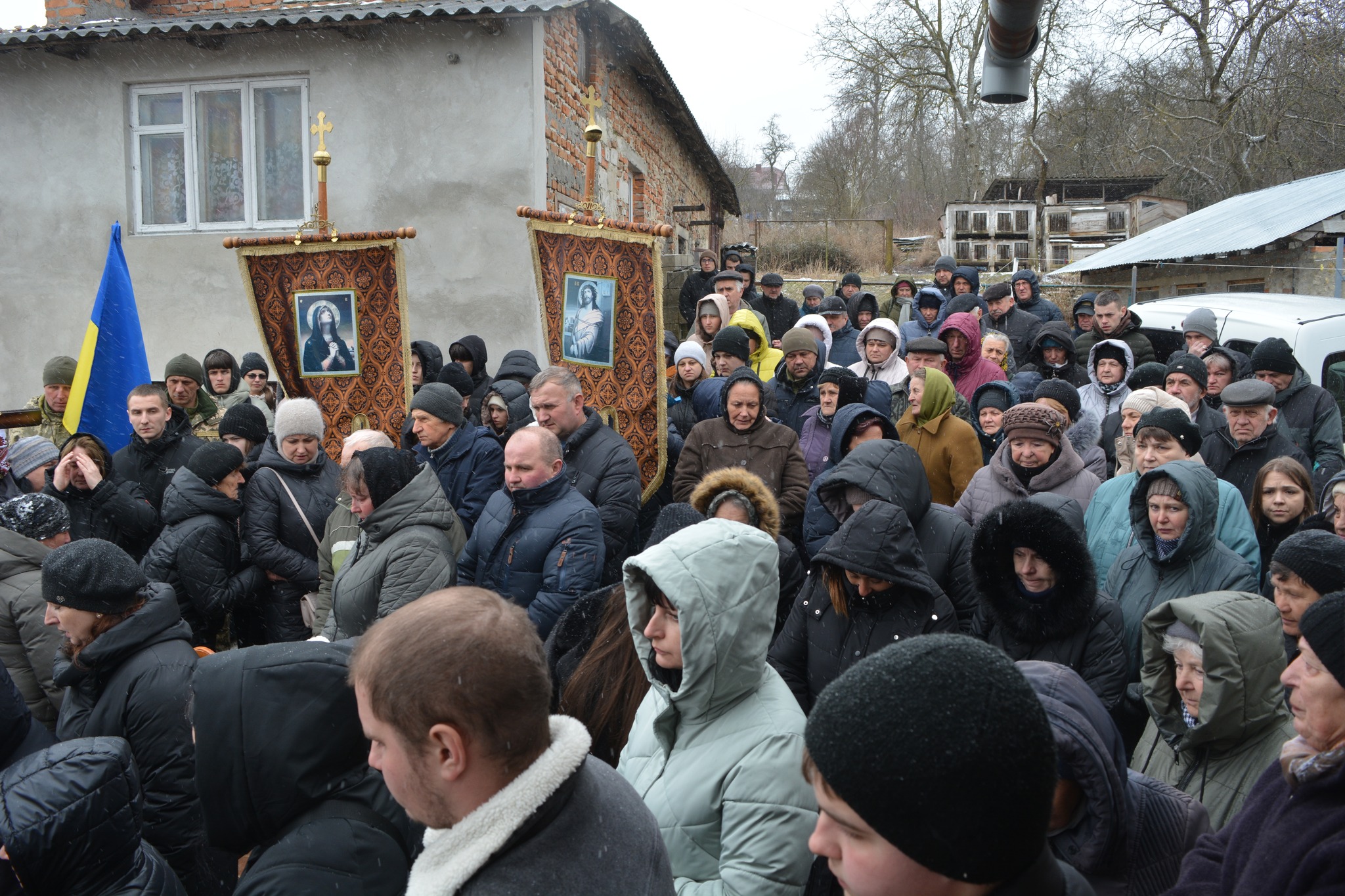 На зображенні може бути: 1 особа, натовп та Бранденбурзькі ворота