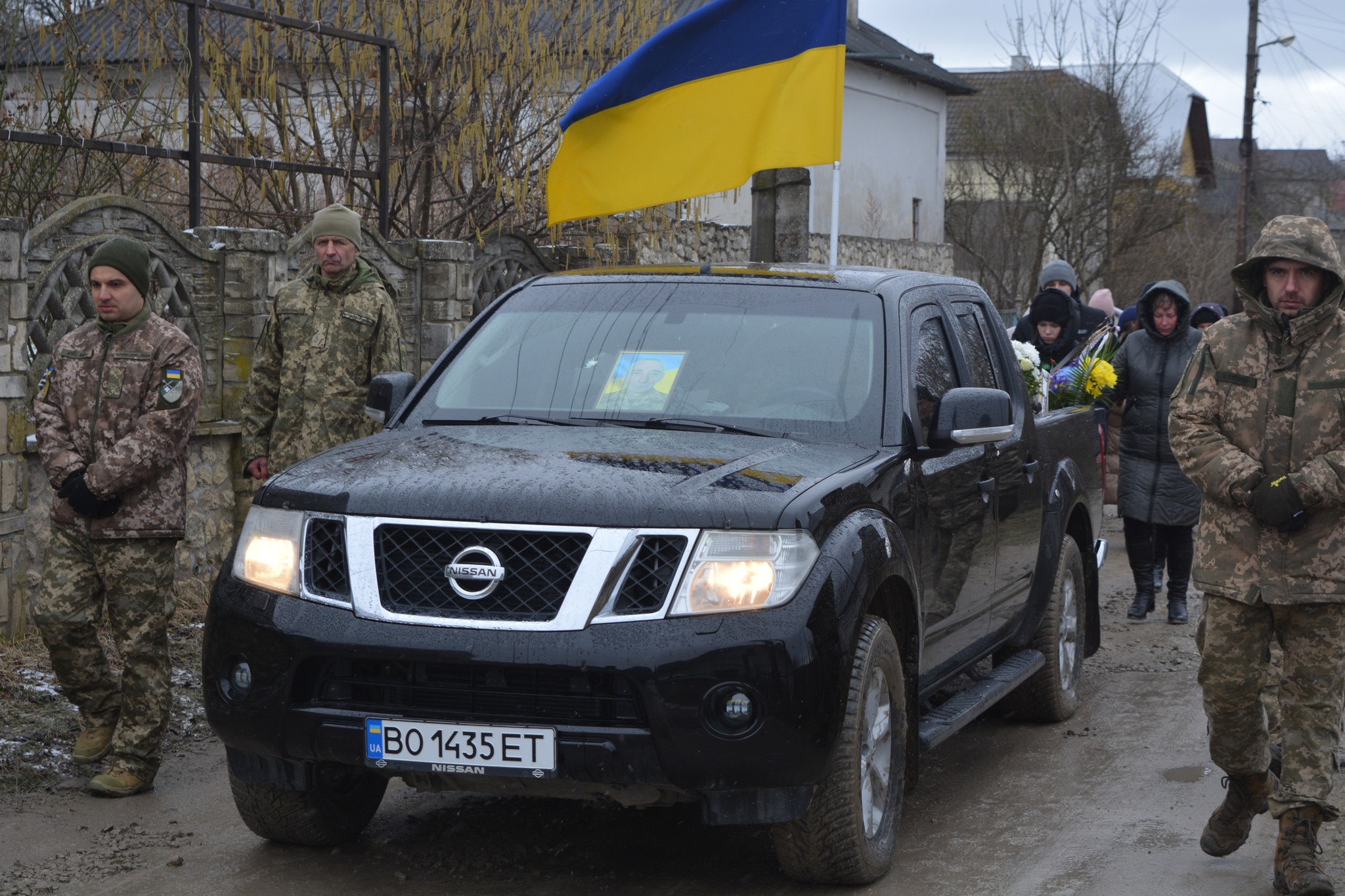 На зображенні може бути: 5 людей та текст «55AN AN EB01435ET BO 1435ET NISSAN B01435E 1435 ET TAn»