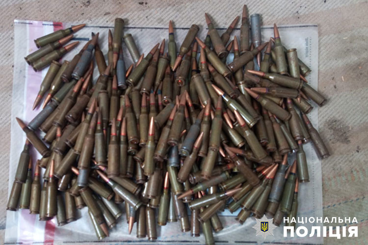 Новини Тернополя - фото з Три бойові гранати та майже три сотні патронів знайшли в жителя Кременеччини жителя кременеччини поліцейські підозрюють у незаконному зберігання боєприпасів