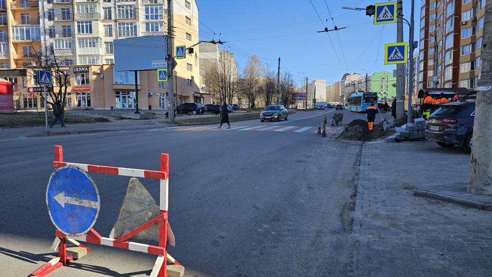 Новини Хмельницького - фото з На Панаса Мирного роблять ще один підвищений перехід: де є ще На зображенні може бути: 2 людини, трамвай, вулиця та текст