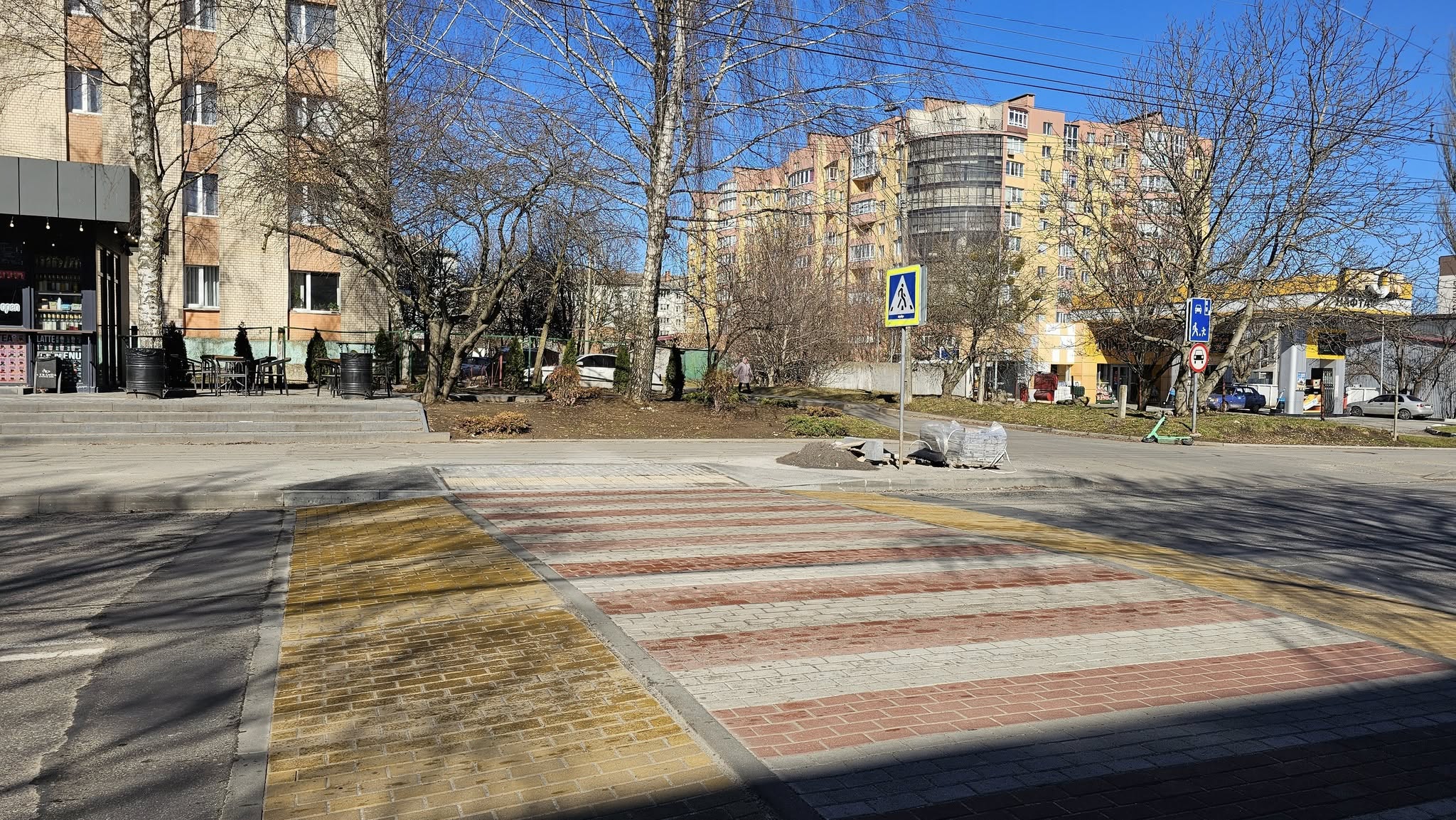 Новини Хмельницького - фото з На Панаса Мирного роблять ще один підвищений перехід: де є ще На зображенні може бути: 1 особа, вулиця та дорога