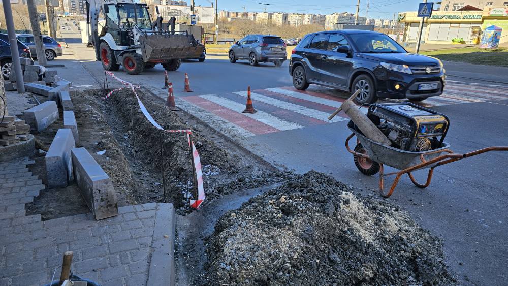 Новини Хмельницького - фото з На Панаса Мирного роблять ще один підвищений перехід: де є ще На зображенні може бути: 4 людини