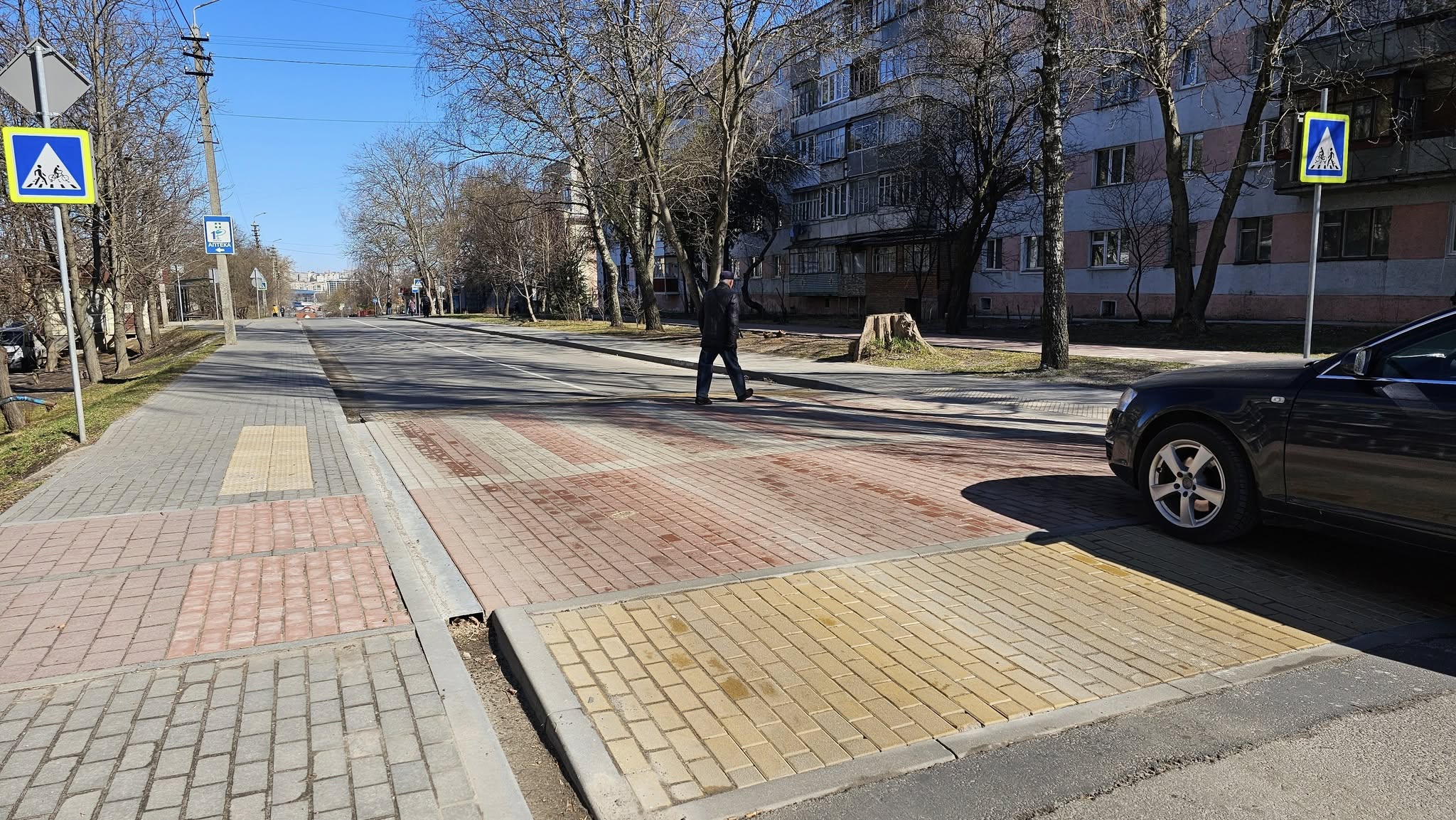 Новини Хмельницького - фото з На Панаса Мирного роблять ще один підвищений перехід: де є ще На зображенні може бути: 1 особа, дорога, вулиця та текст