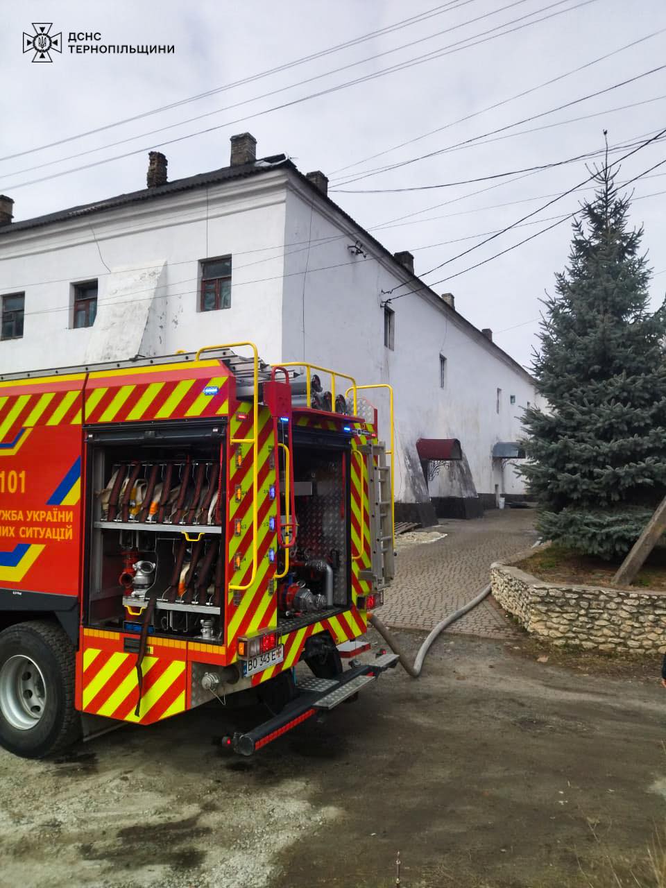 Новини Тернополя - фото з У Кременці рятувальники ліквідували пожежу на території Миколаївського собору
