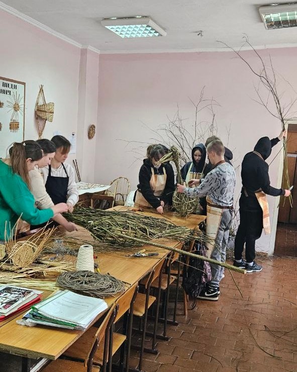 Новини Тернополя - фото з Оживили лозу: студенти створили унікальні скульптури-лелеки, що підкорюють серця На зображенні може бути: 4 людини