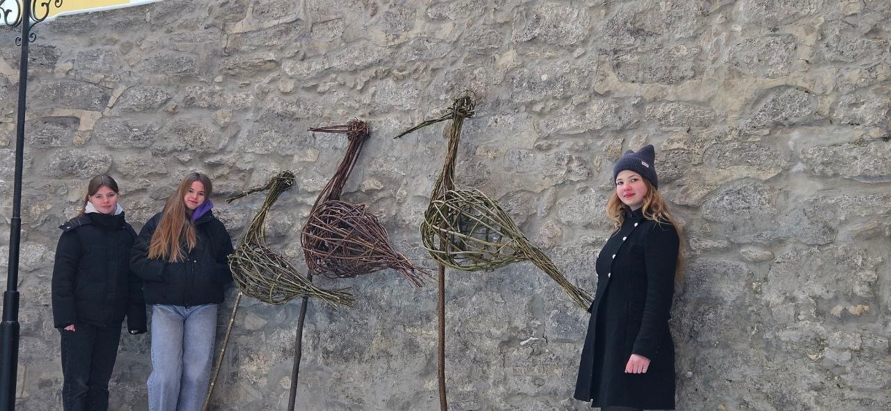 Новини Тернополя - фото з Оживили лозу: студенти створили унікальні скульптури-лелеки, що підкорюють серця На зображенні може бути: 3 людини