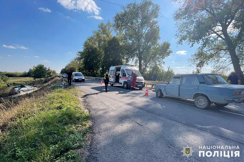 Новини Хмельницького - фото з Двох учасників ДТП судитимуть через загибель 7-річної дитини На зображенні може бути: 4 людини, швидка допомога, дорога та текст «НАЦИОНАЛЬНА ПОЛИЦИЯ»