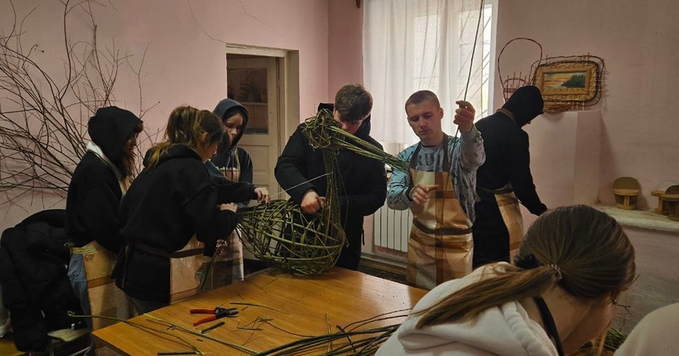 Новини Тернополя - фото з Оживили лозу: студенти створили унікальні скульптури-лелеки, що підкорюють серця На зображенні може бути: 6 людей