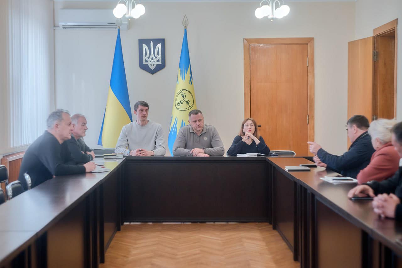 На зображенні може бути: 6 людей та текст «P»