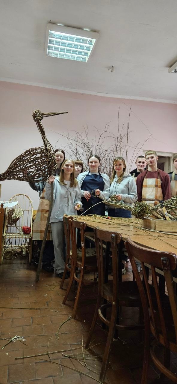 Новини Тернополя - фото з Оживили лозу: студенти створили унікальні скульптури-лелеки, що підкорюють серця На зображенні може бути: 5 людей та стіл