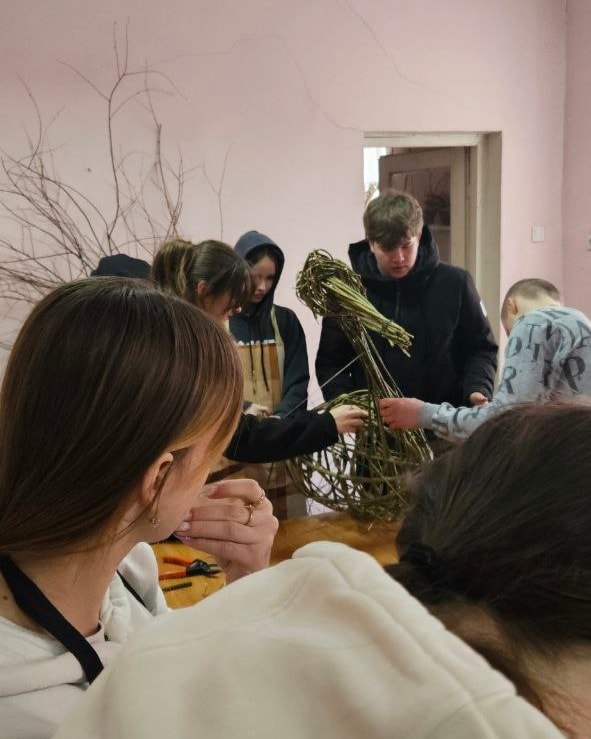 Новини Тернополя - фото з Оживили лозу: студенти створили унікальні скульптури-лелеки, що підкорюють серця На зображенні може бути: 2 людини