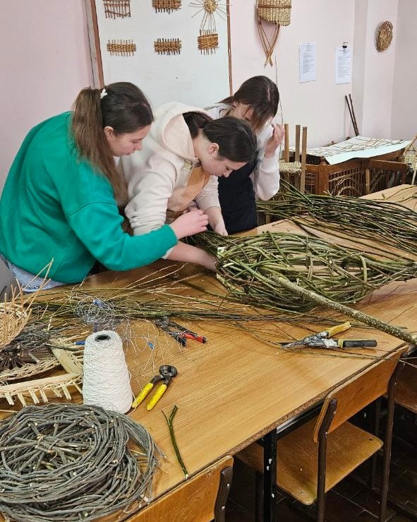 Новини Тернополя - фото з Оживили лозу: студенти створили унікальні скульптури-лелеки, що підкорюють серця На зображенні може бути: 3 людини