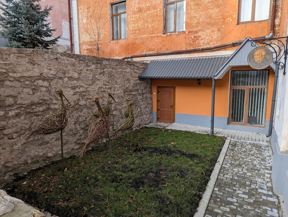 Новини Тернополя - фото з Оживили лозу: студенти створили унікальні скульптури-лелеки, що підкорюють серця Немає опису світлини.