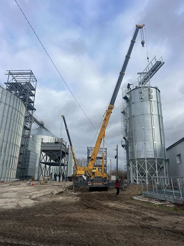 На зображенні може бути: 1 особа та силос