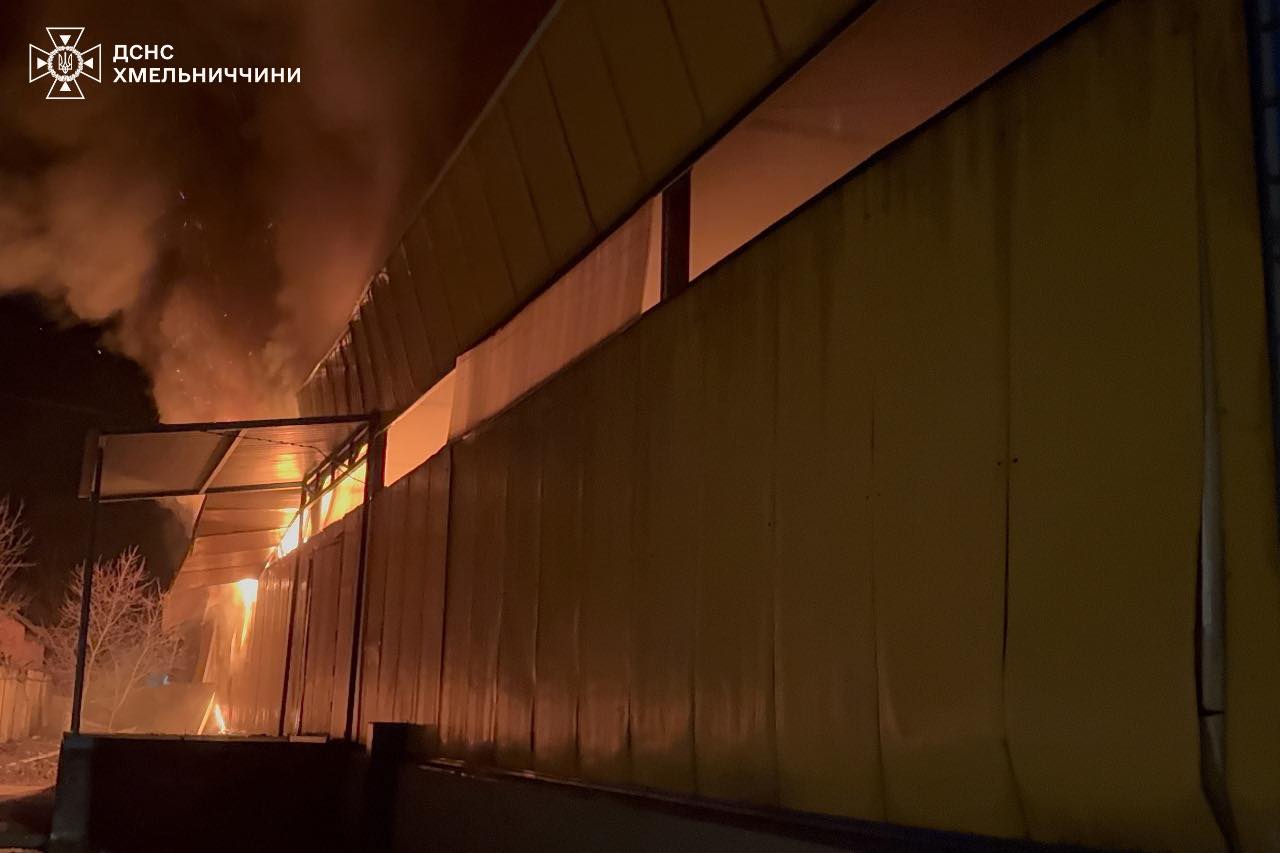 Новини Хмельницького - фото з Рятувальники показали ліквідацію пожежі після російської атаки (ФОТО) На зображенні може бути: вогонь та текст