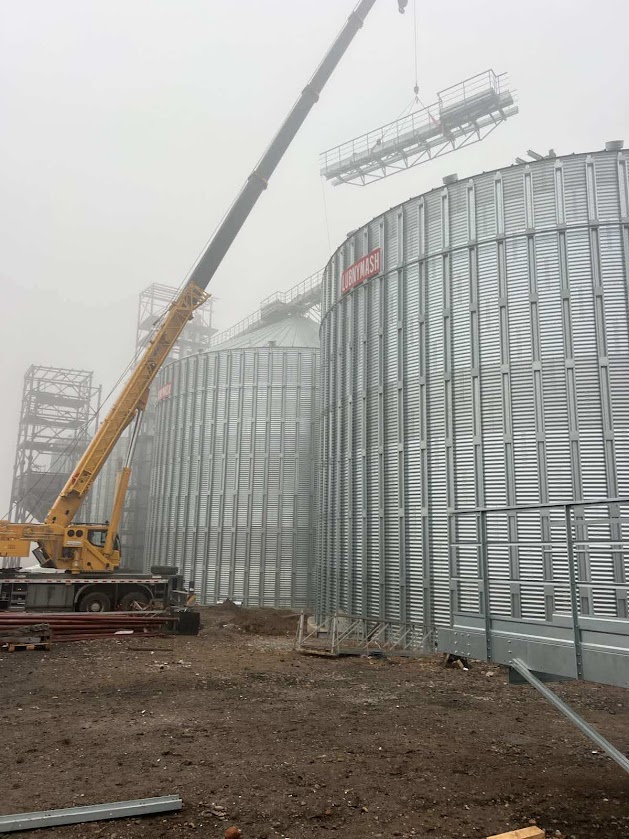 На зображенні може бути: силос