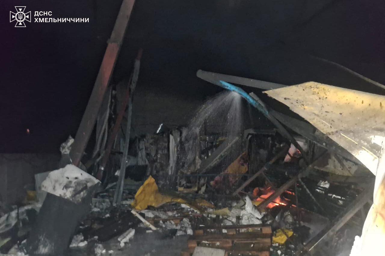 Новини Хмельницького - фото з Рятувальники показали ліквідацію пожежі після російської атаки (ФОТО) На зображенні може бути: текст