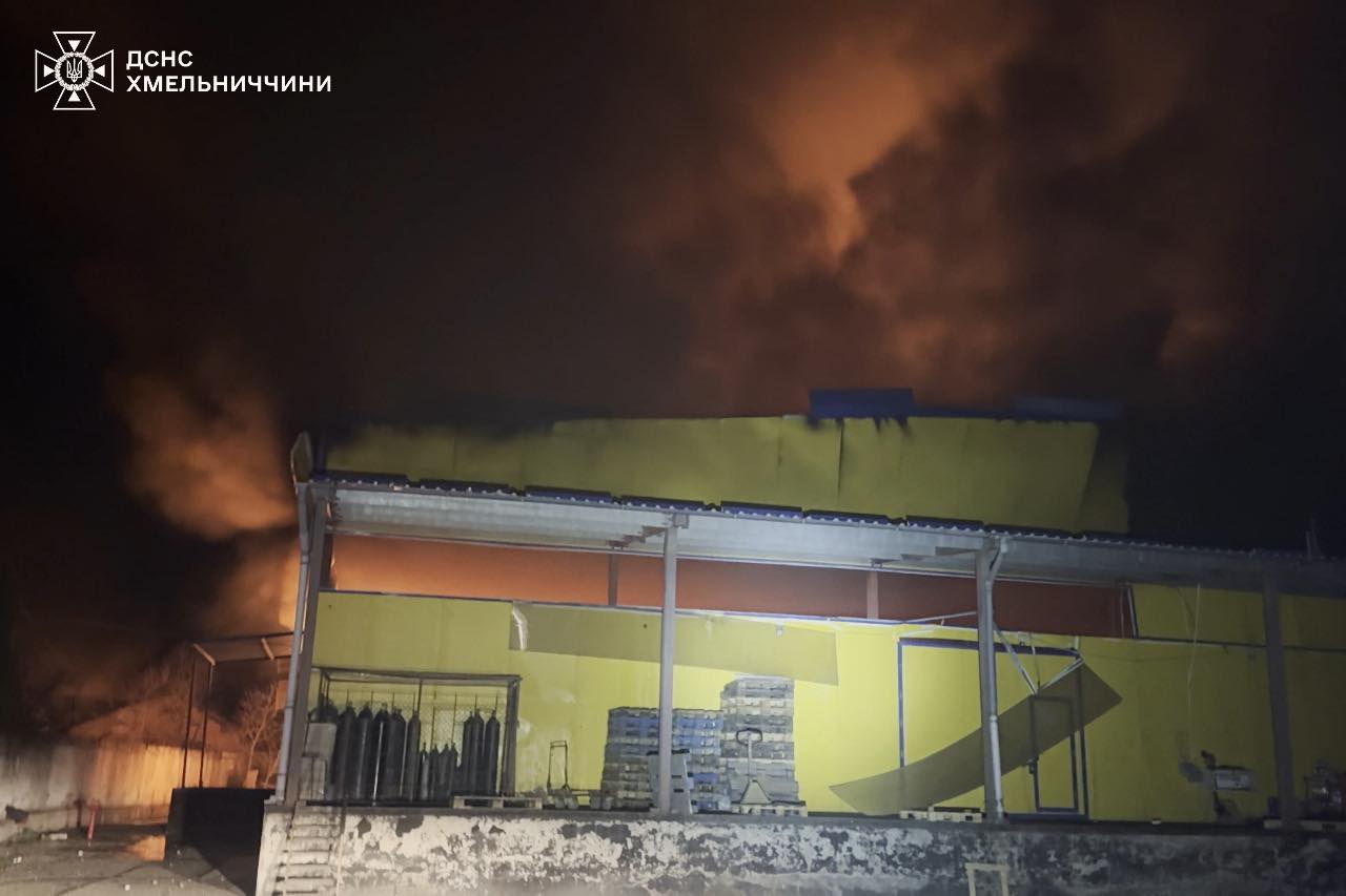 Новини Хмельницького - фото з Рятувальники показали ліквідацію пожежі після російської атаки (ФОТО) На зображенні може бути: вогонь, освітлення та текст