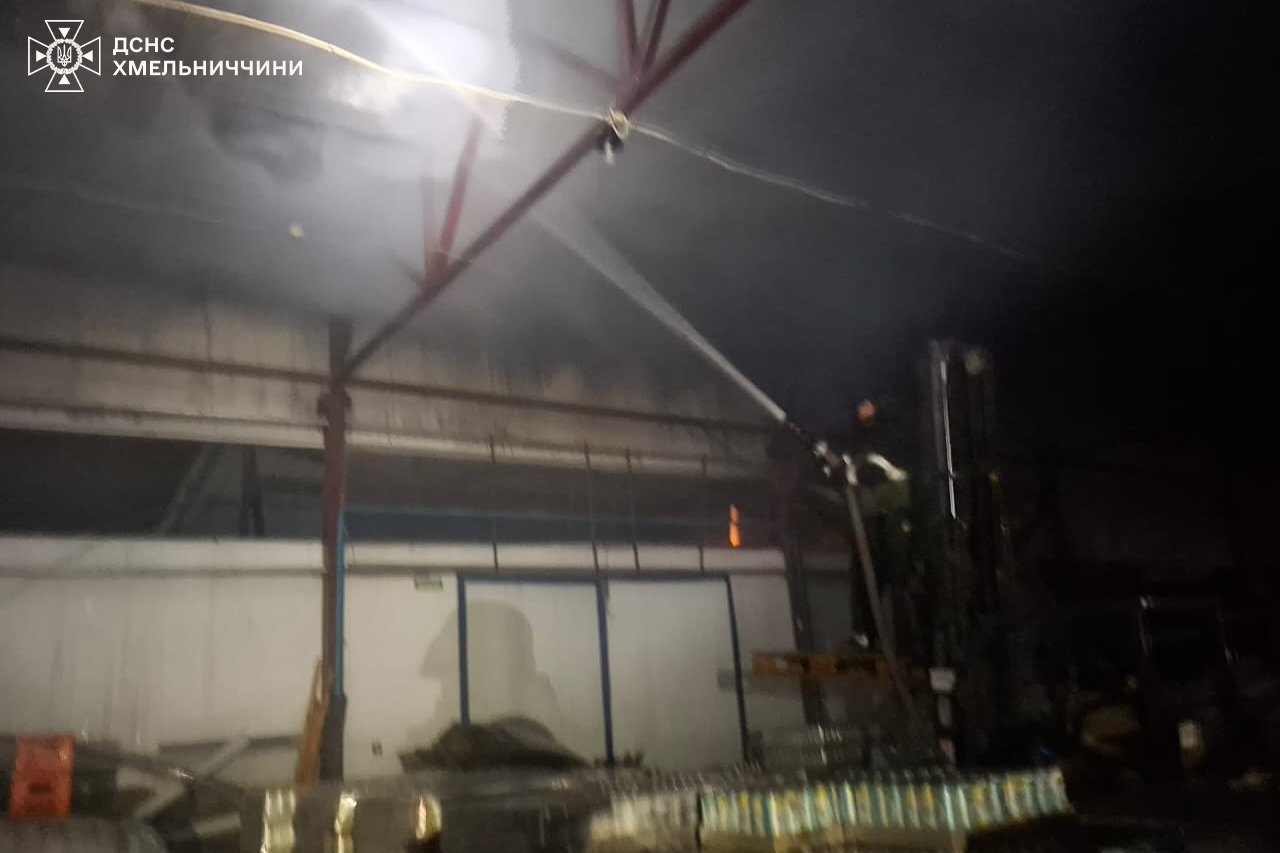 Новини Хмельницького - фото з Рятувальники показали ліквідацію пожежі після російської атаки (ФОТО) На зображенні може бути: освітлення та ливарня