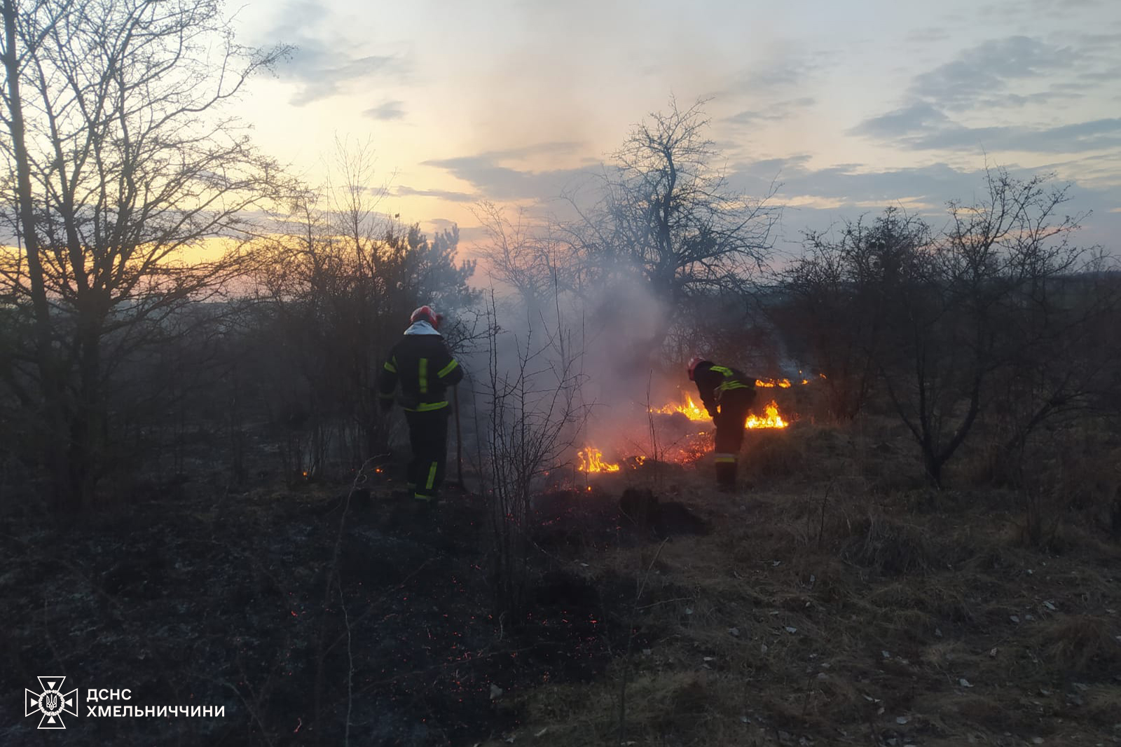 Новини Хмельницького - фото з 53 пожежі за добу: на Хмельниччині рятували будинки та природні екосистеми Возможно, это изображение 1 человек, огонь, трава и текст