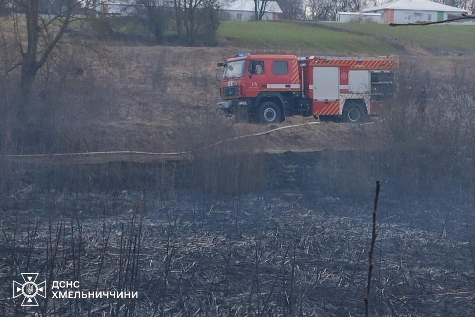Новини Хмельницького - фото з 53 пожежі за добу: на Хмельниччині рятували будинки та природні екосистеми Возможно, это изображение скорая помощь и текст