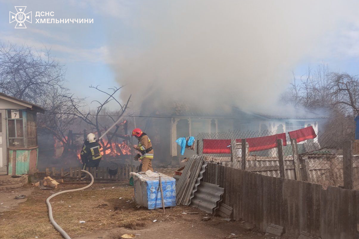 Новини Хмельницького - фото з 53 пожежі за добу: на Хмельниччині рятували будинки та природні екосистеми Возможно, это изображение 2 человека, огонь и текст