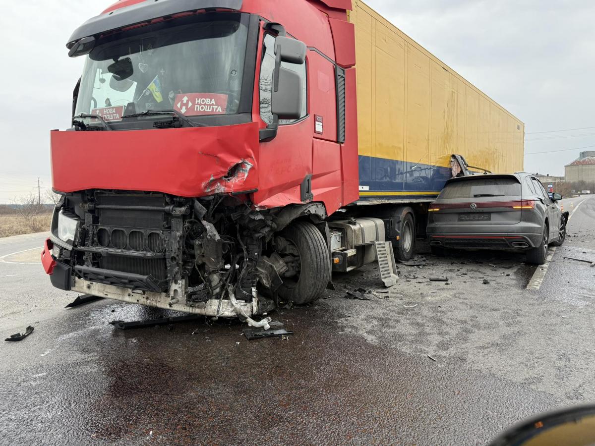 Новини Тернополя - фото з На об’їзній Кременця зіткнулися вантажівка та легківка