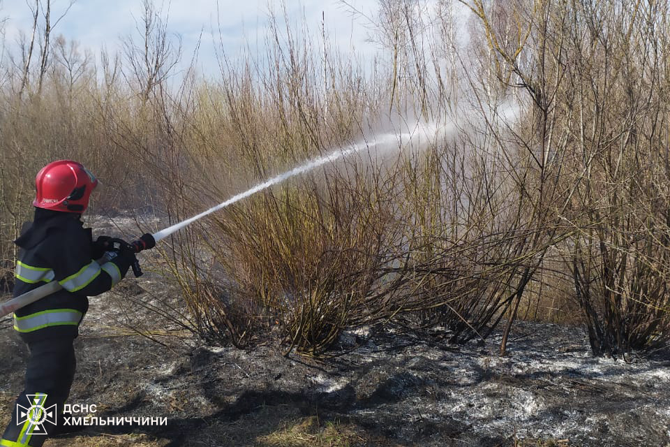 Новини Хмельницького - фото з 53 пожежі за добу: на Хмельниччині рятували будинки та природні екосистеми Возможно, это изображение 1 человек и текст