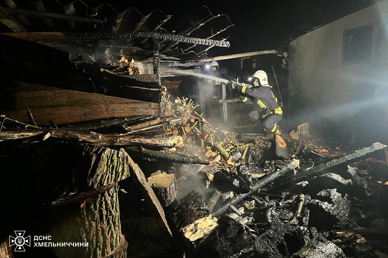 Новини Хмельницького - фото з 53 пожежі за добу: на Хмельниччині рятували будинки та природні екосистеми Возможно, это изображение 1 человек и огонь