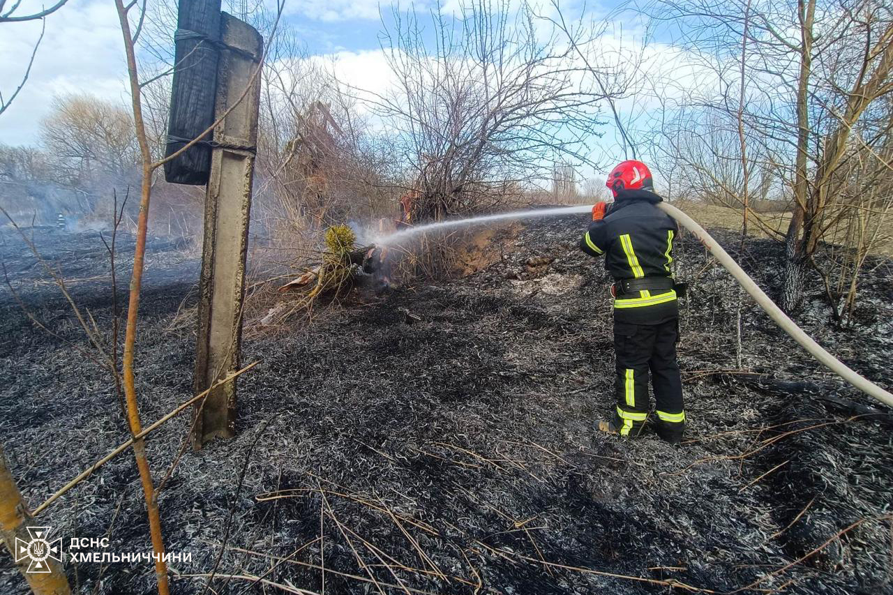 Новини Хмельницького - фото з 53 пожежі за добу: на Хмельниччині рятували будинки та природні екосистеми Возможно, это изображение 1 человек и текст