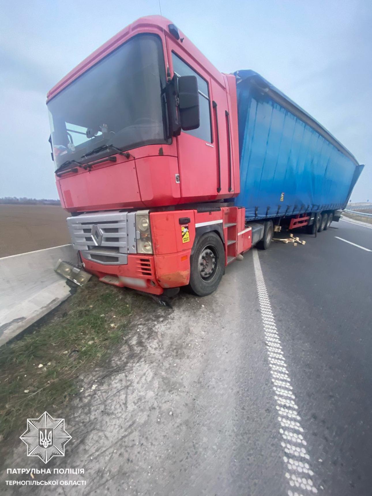 Новини Тернополя - фото з На Тернопільщині фура в'їхала у відбійник