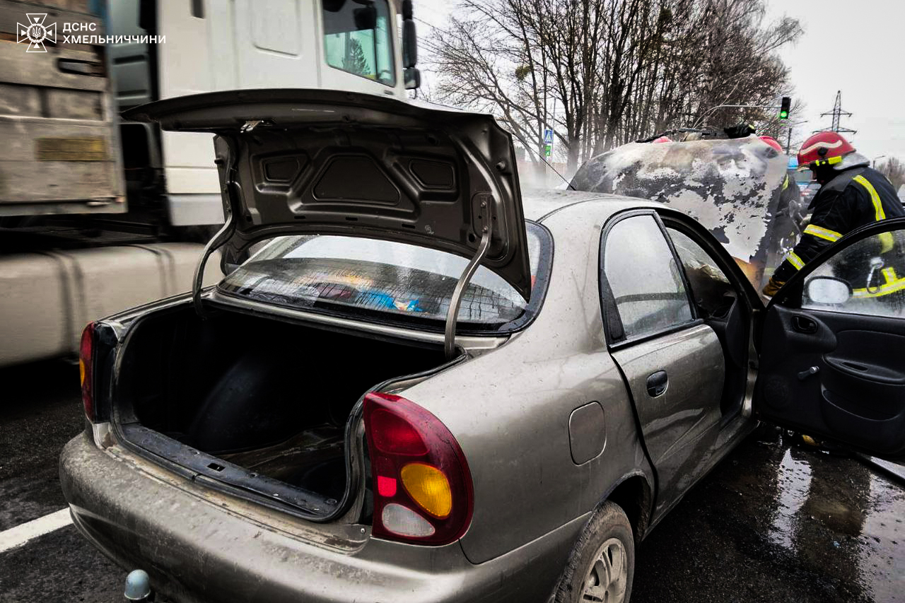 Новини Хмельницького - фото з У Хмельницькому під час руху спалахнув легковик (ВІДЕО)