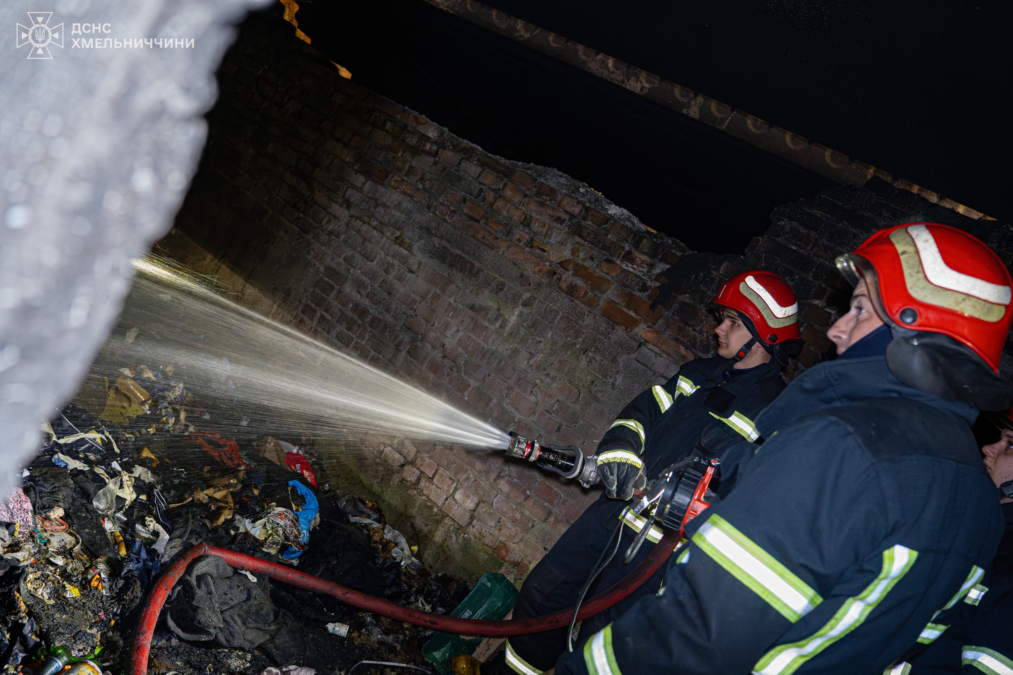 Новини Хмельницького - фото з У Хмельницькому горів підвал. Постраждав чоловік На зображенні може бути: 3 людини та текст