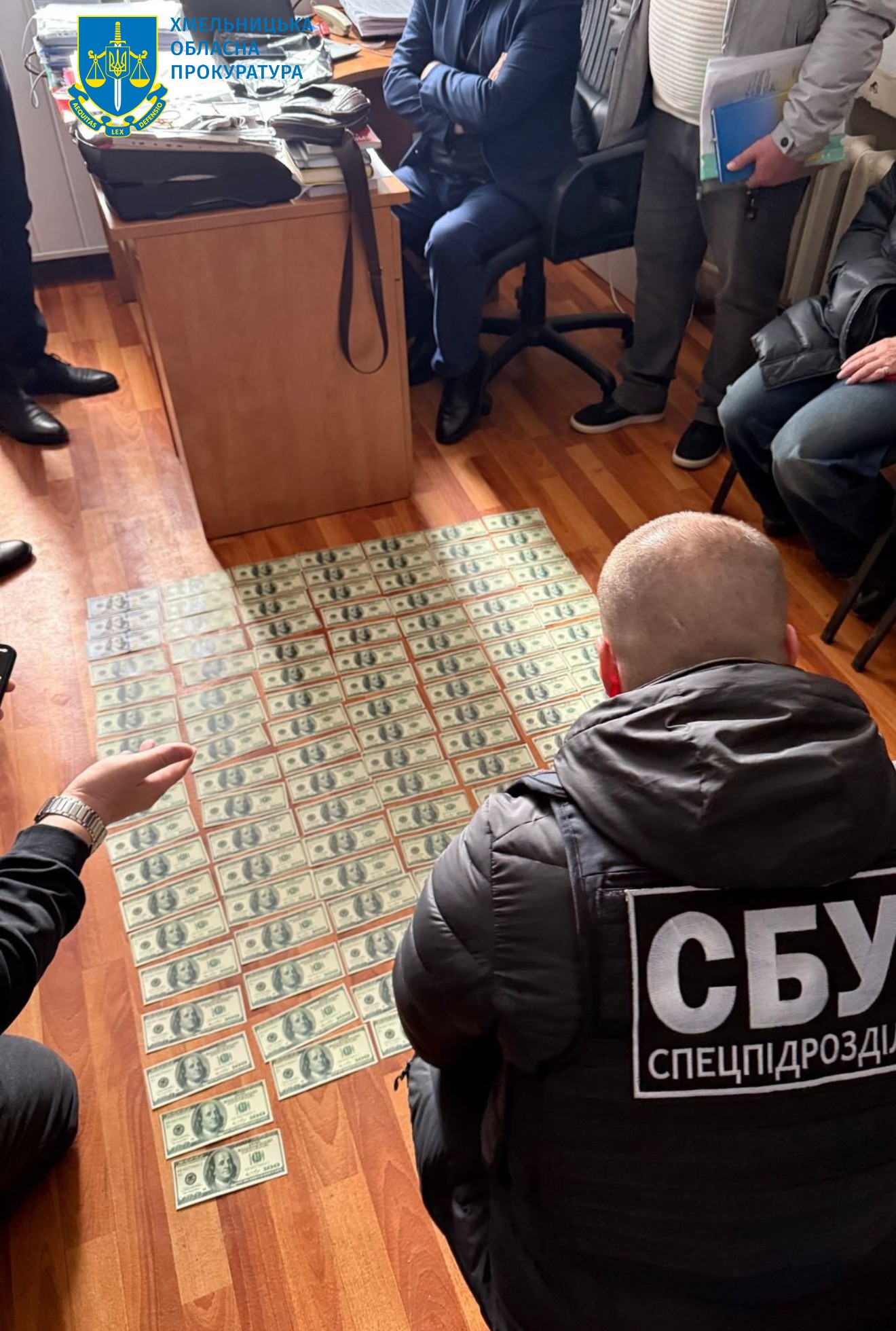 На зображенні може бути: 6 людей, гроші та текст «ОБЛ ПРОКУРАТУРА прокуР XOC СБУ СПЕЦП СПЕЦПИДРОЗД»