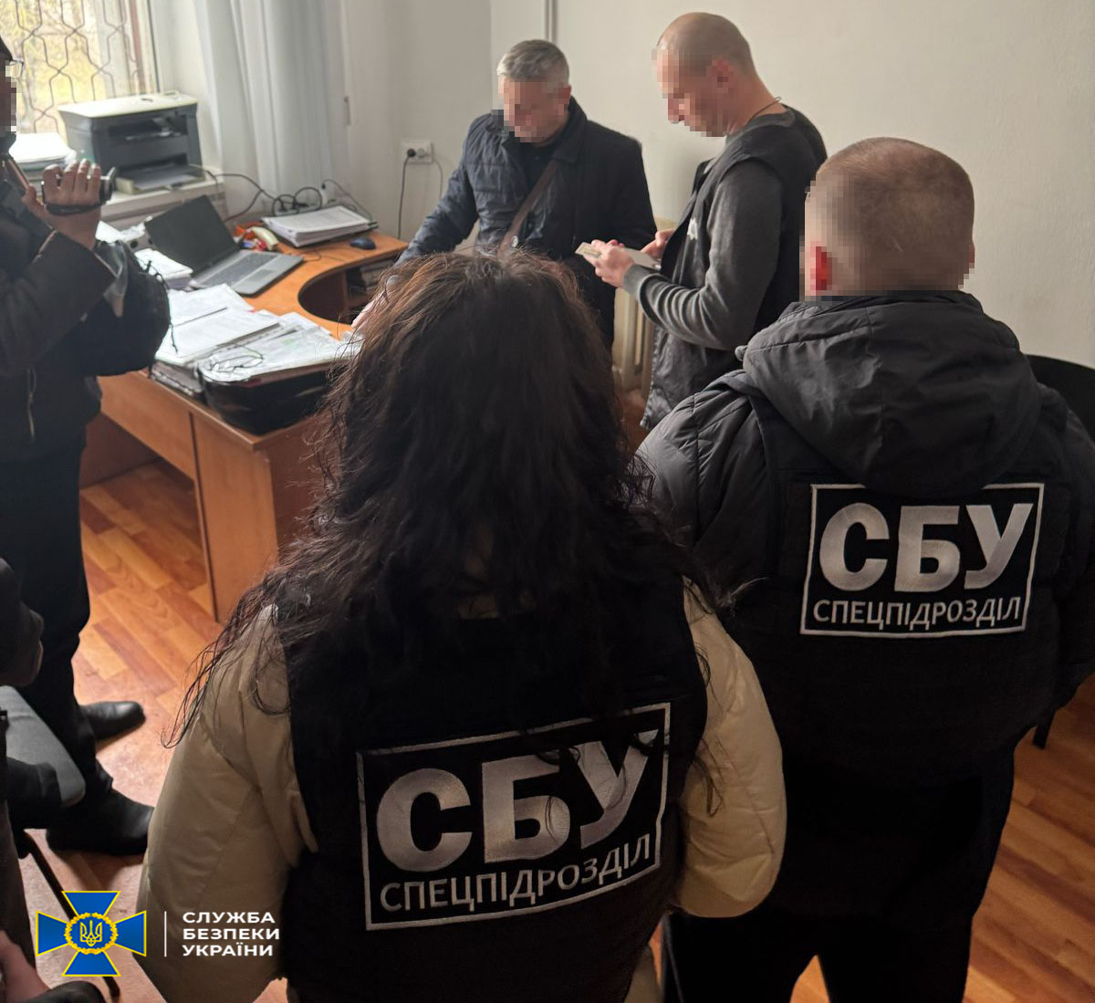 На зображенні може бути: 4 людини та текст