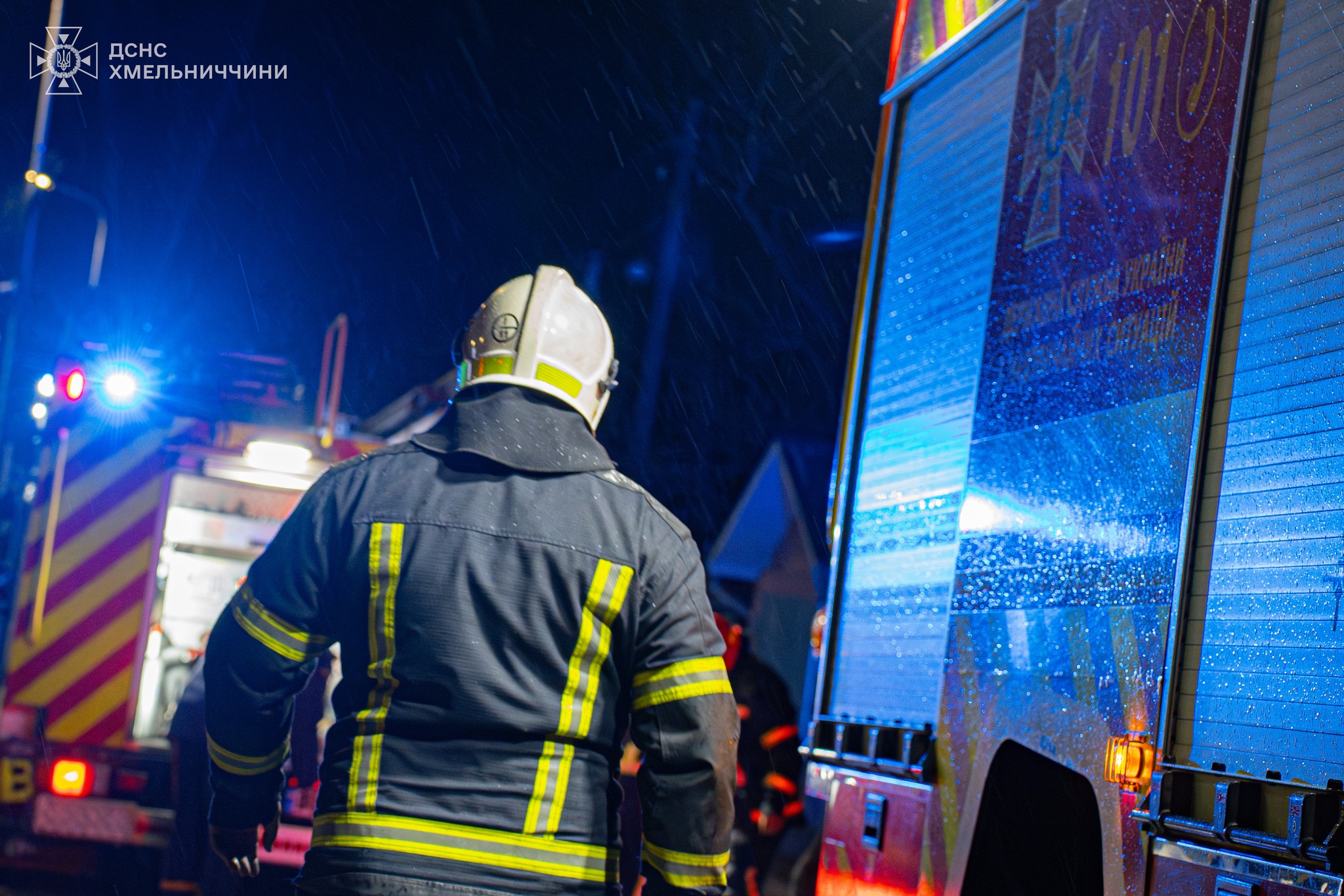 Новини Хмельницького - фото з У Хмельницькому горів підвал. Постраждав чоловік На зображенні може бути: 2 людини та текст