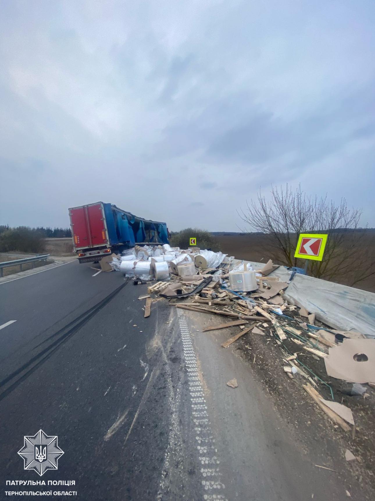 Новини Тернополя - фото з На Тернопільщині фура в'їхала у відбійник