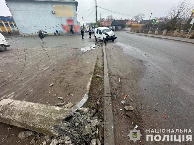 Новини Вінниці - фото з В Барі п’яний водій Renault злетів з дороги та врізався в електроопору