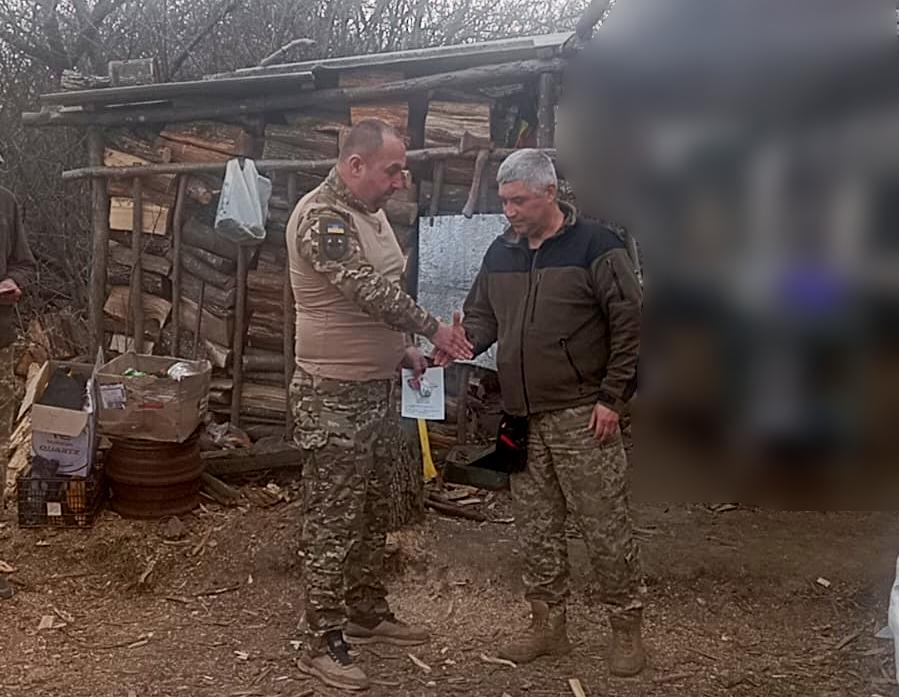 Новини Тернополя - фото з Знищили 15 ворожих дронів: Герої з тернопільської бригади отримали почесні нагороди На зображенні може бути: 2 людини