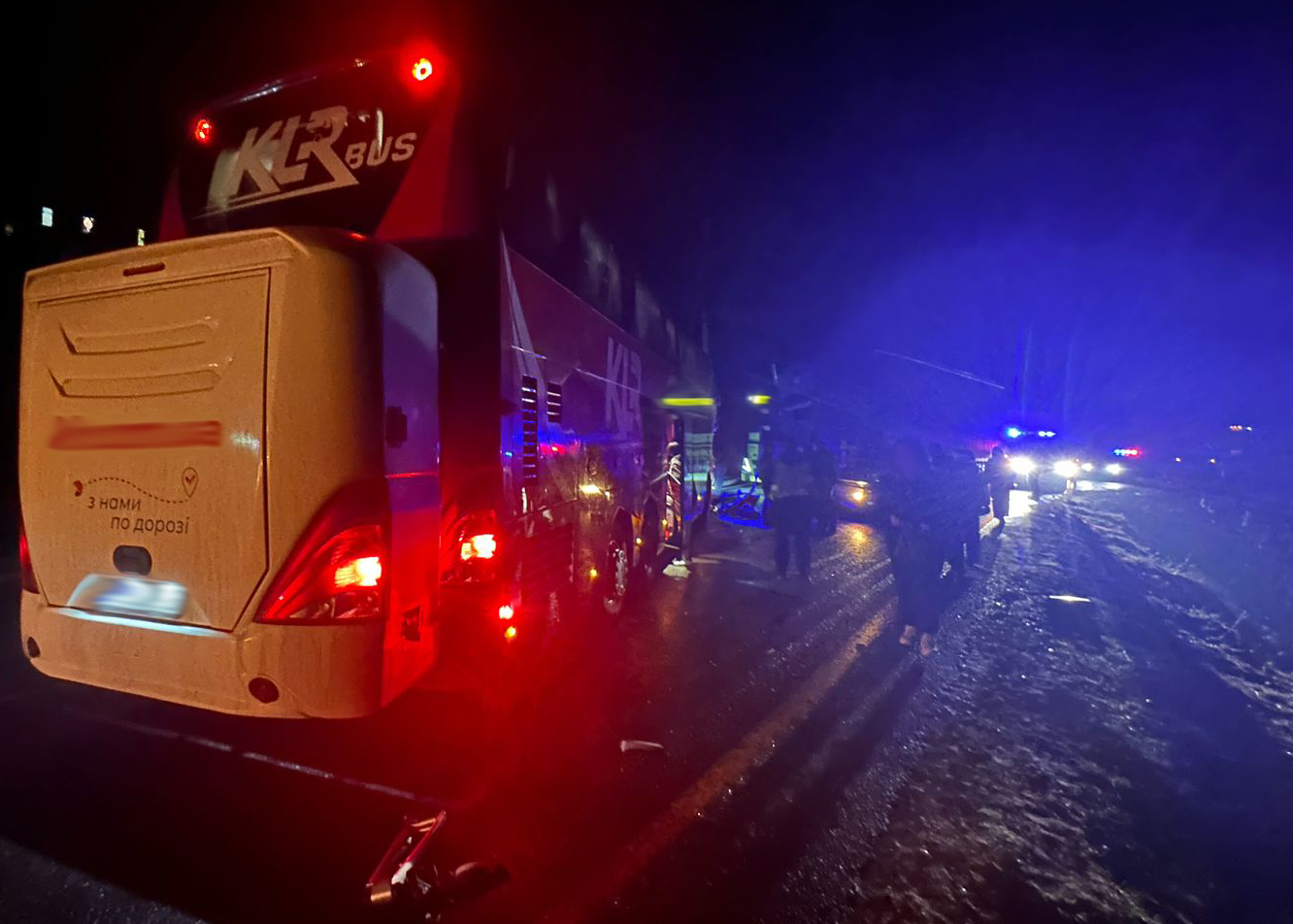 Новини Тернополя - фото з Автобус зіткнувся з вантажівкою: семеро людей постраждали в аварії на Львівщині внаслідок зіткнення з вантажівкою травмовані семеро пасажирів автобуса – поліцейські встановлюють обставини події