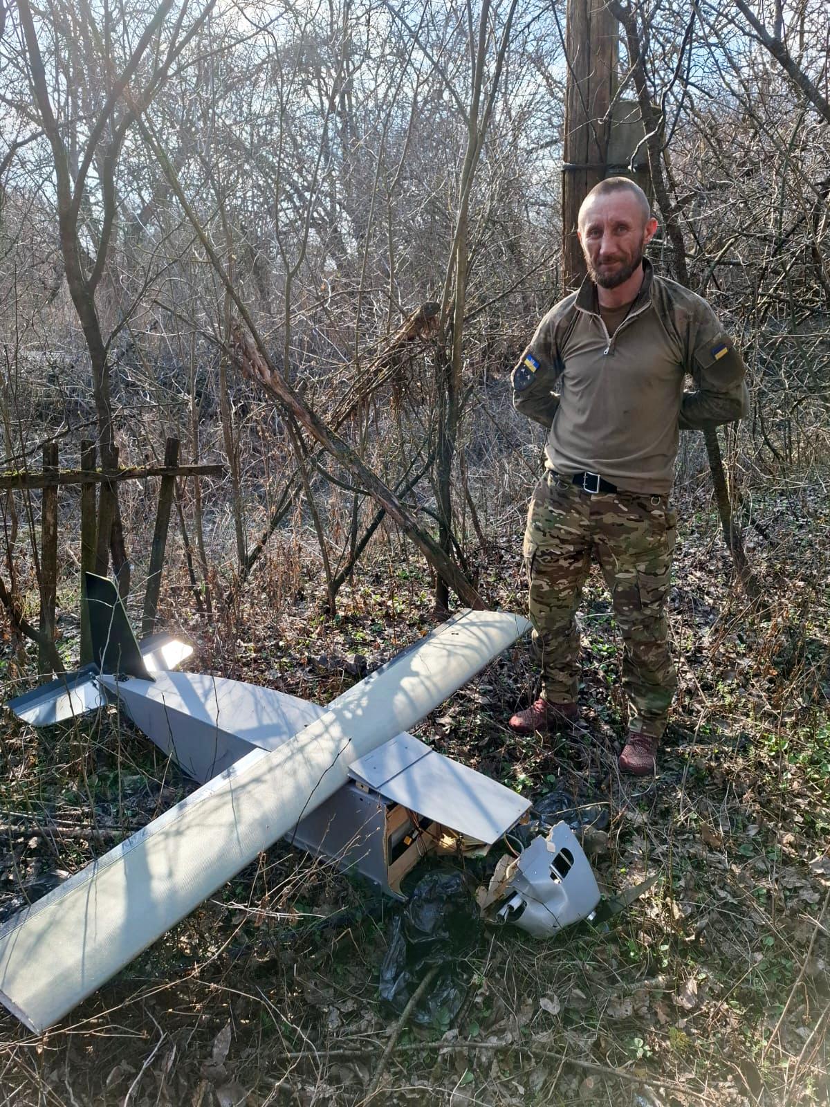 Новини Тернополя - фото з Знищили 15 ворожих дронів: Герої з тернопільської бригади отримали почесні нагороди На зображенні може бути: 1 особа та літальний апарат