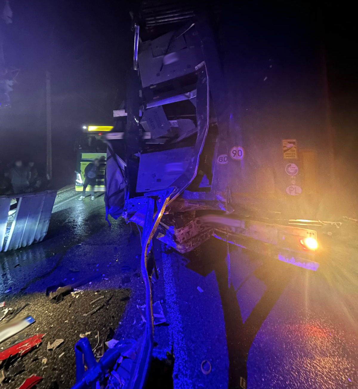 Внаслідок зіткнення з вантажівкою травмовані семеро пасажирів автобуса – поліцейські встановлюють обставини події