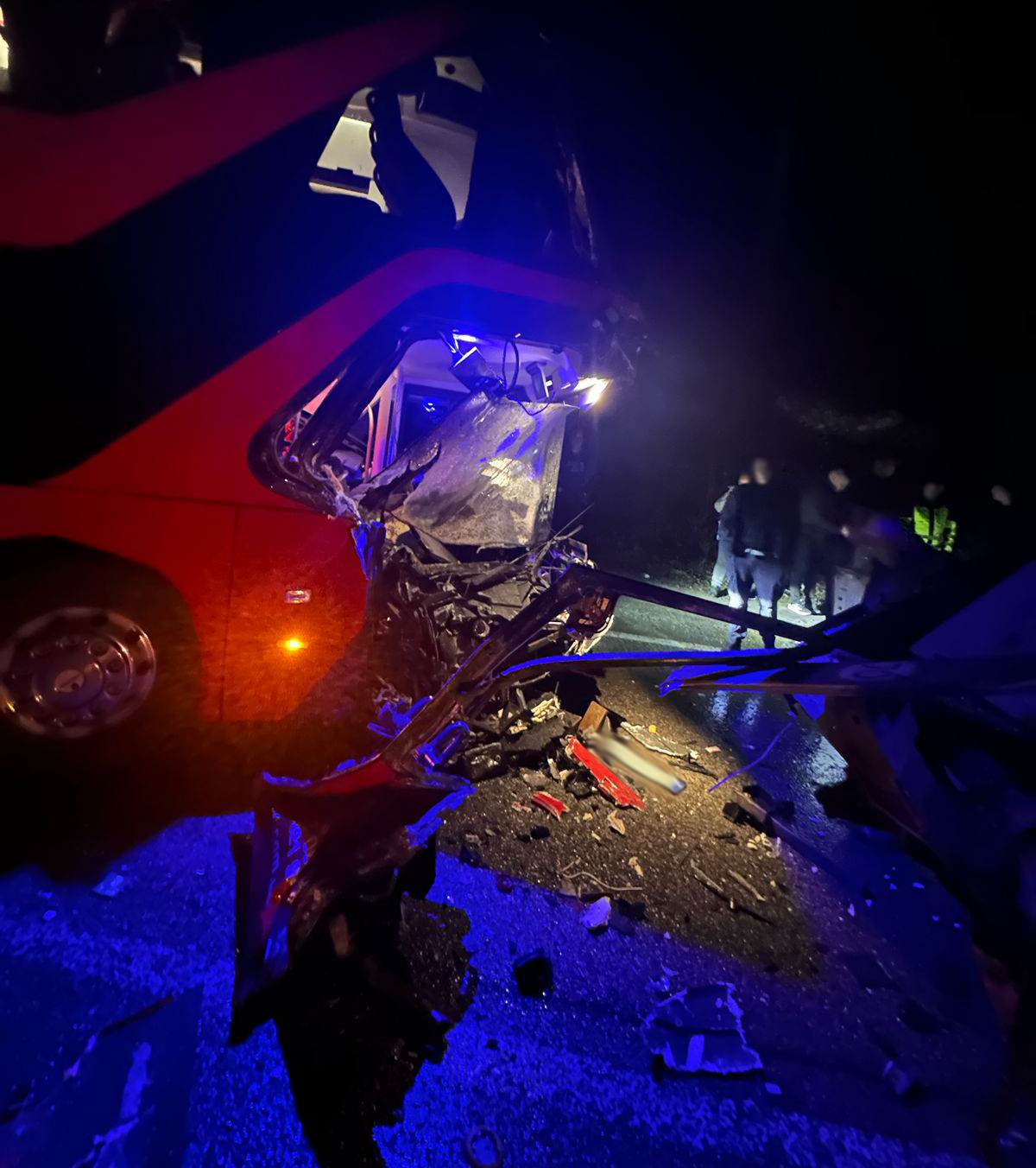 Новини Тернополя - фото з Автобус зіткнувся з вантажівкою: семеро людей постраждали в аварії на Львівщині внаслідок зіткнення з вантажівкою травмовані семеро пасажирів автобуса – поліцейські встановлюють обставини події