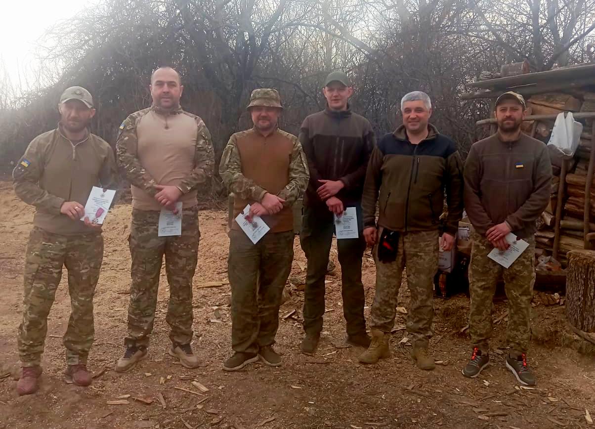 Новини Тернополя - фото з Знищили 15 ворожих дронів: Герої з тернопільської бригади отримали почесні нагороди На зображенні може бути: 6 людей та текст