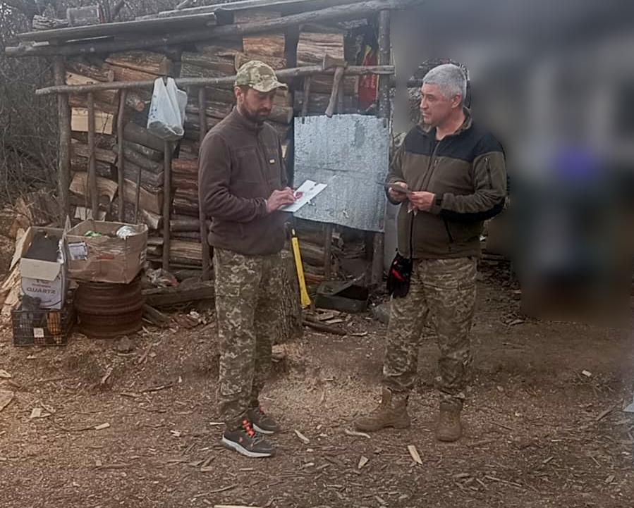 Новини Тернополя - фото з Знищили 15 ворожих дронів: Герої з тернопільської бригади отримали почесні нагороди На зображенні може бути: 2 людини, люди стріляють із круглого стенда та текст