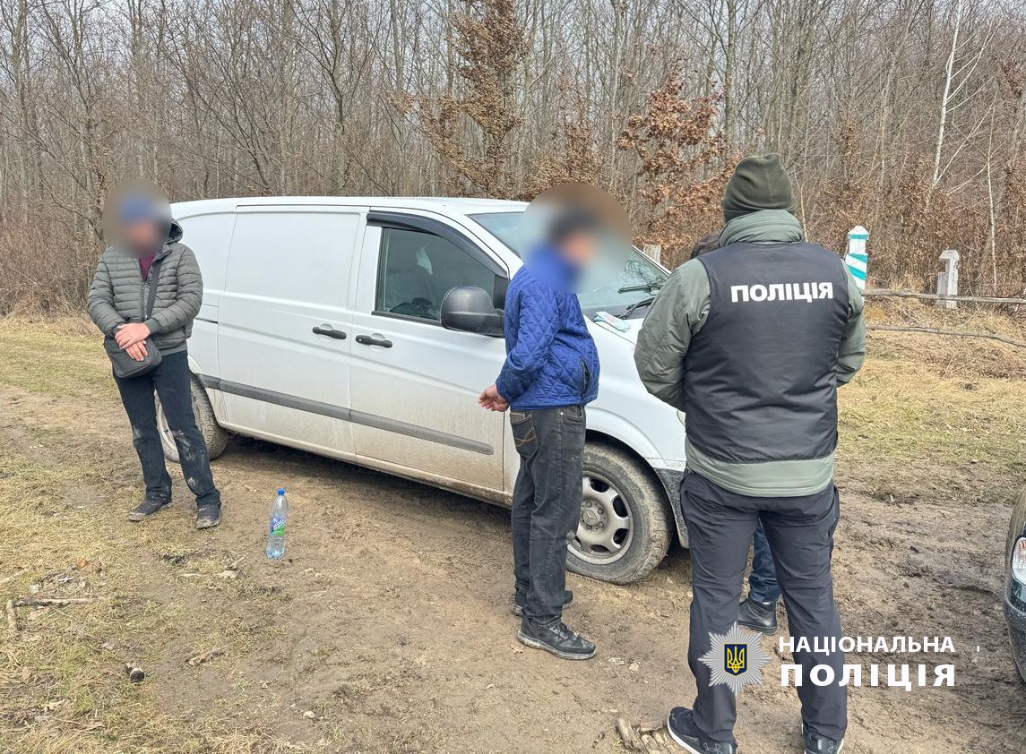 На зображенні може бути: 3 людини та текст